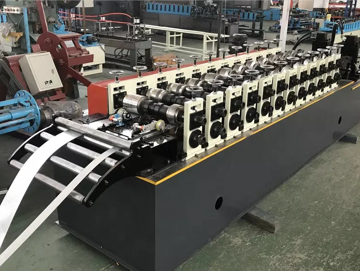 Lichte kaliber Keel C U OMEGA Stud And Track Roll Forming Machine Daktruss Press U Stud C Channel
