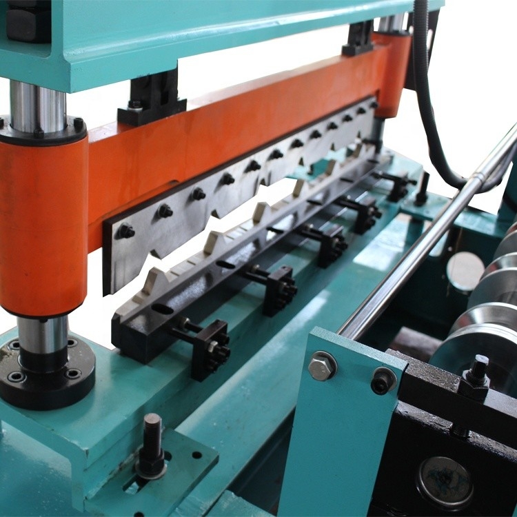 Het trapezoïdale Afdekkende Broodje die van het Typedak Machine met Hoge Scherpe Nauwkeurigheid vormen