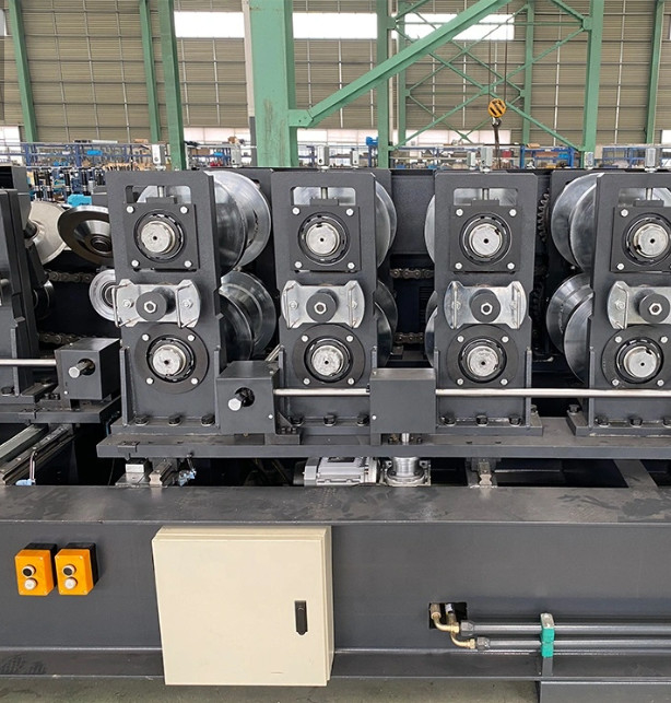 Het geautomatiseerde Broodje van CZ Purlin Machinenagel vormen en het Spoor die walsen Vroegere 5.5kw koud
