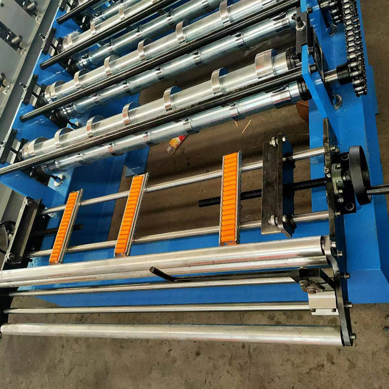 Eps Zijpaneel Galvalume Dakrolvormmachine Hoge nauwkeurigheid Hydraulisch naknippen