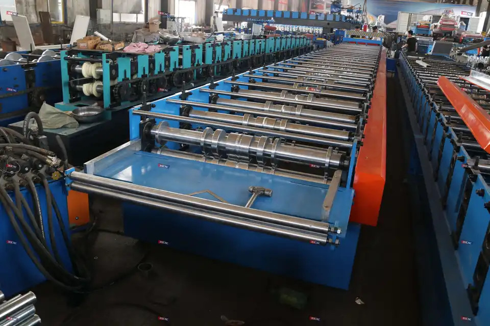 Efficiënte rollenvormende machine voor vloerdek, koud 4 ton capaciteit 45 stalen rollen