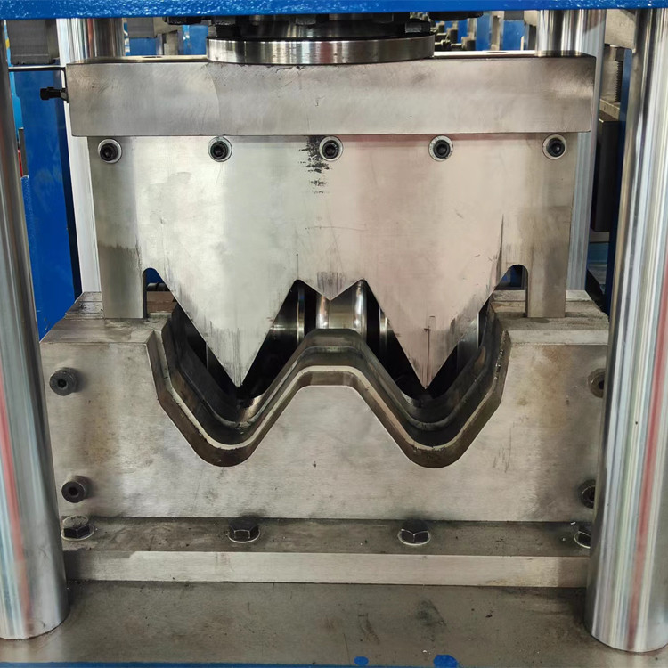 Verwijder HRC58-62 geplatte Chrome Highway Guardrail Roll Forming Machine 11kw 5.5kw PLC Control
