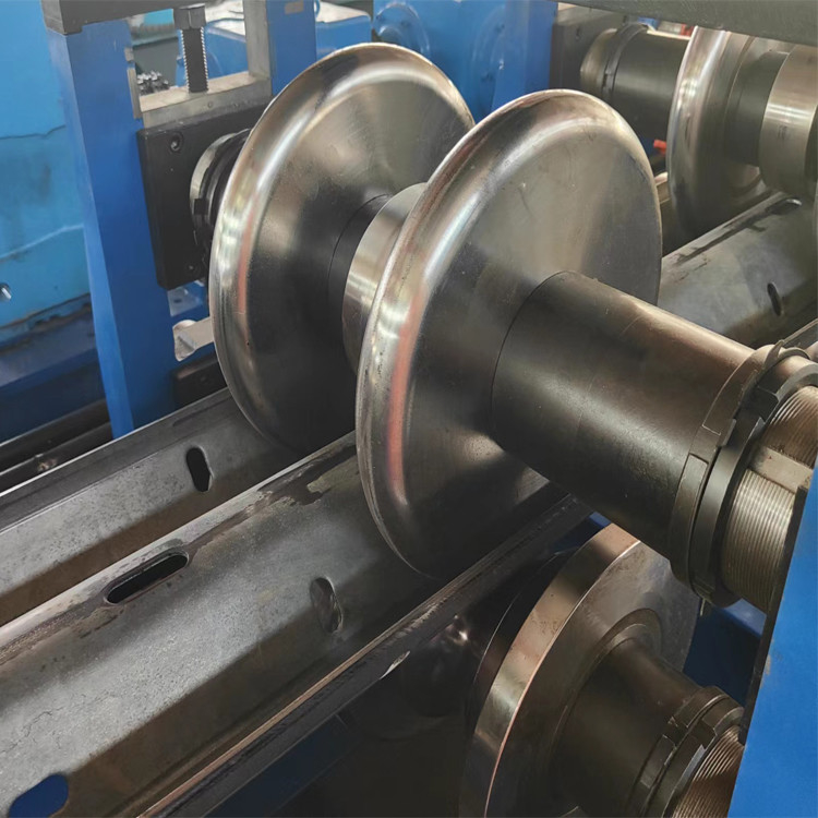 Verwijder HRC58-62 geplatte Chrome Highway Guardrail Roll Forming Machine 11kw 5.5kw PLC Control
