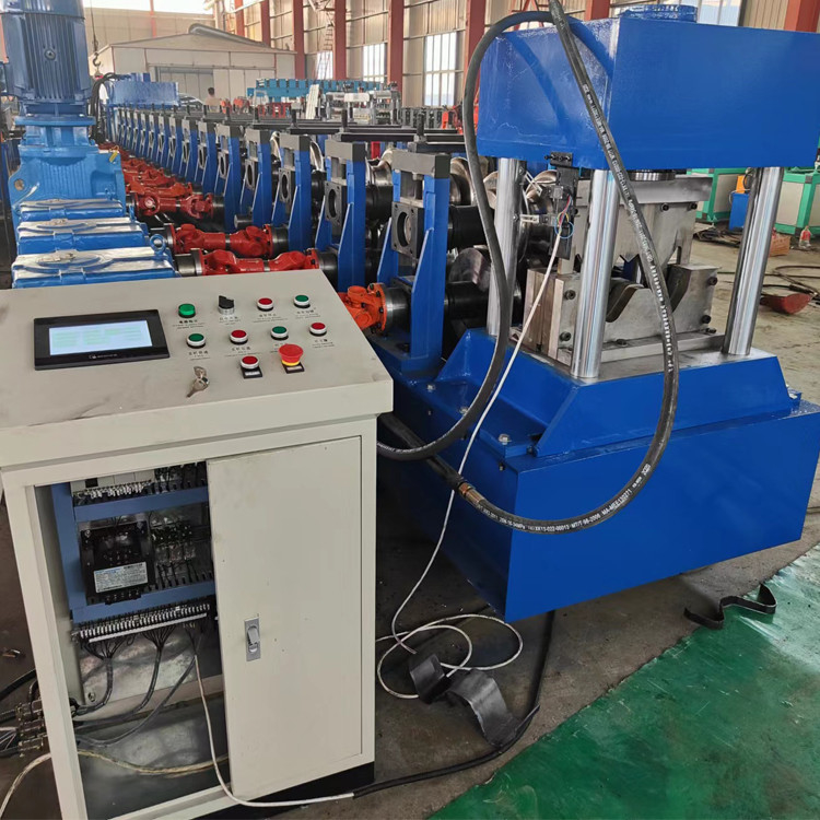 Verwijder HRC58-62 geplatte Chrome Highway Guardrail Roll Forming Machine 11kw 5.5kw PLC Control