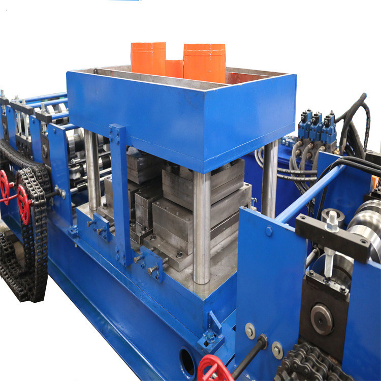 GI Highway Guardrail Roll Forming Machine met snijbladmateriaal Cr12Mov en roldiameter 80 mm