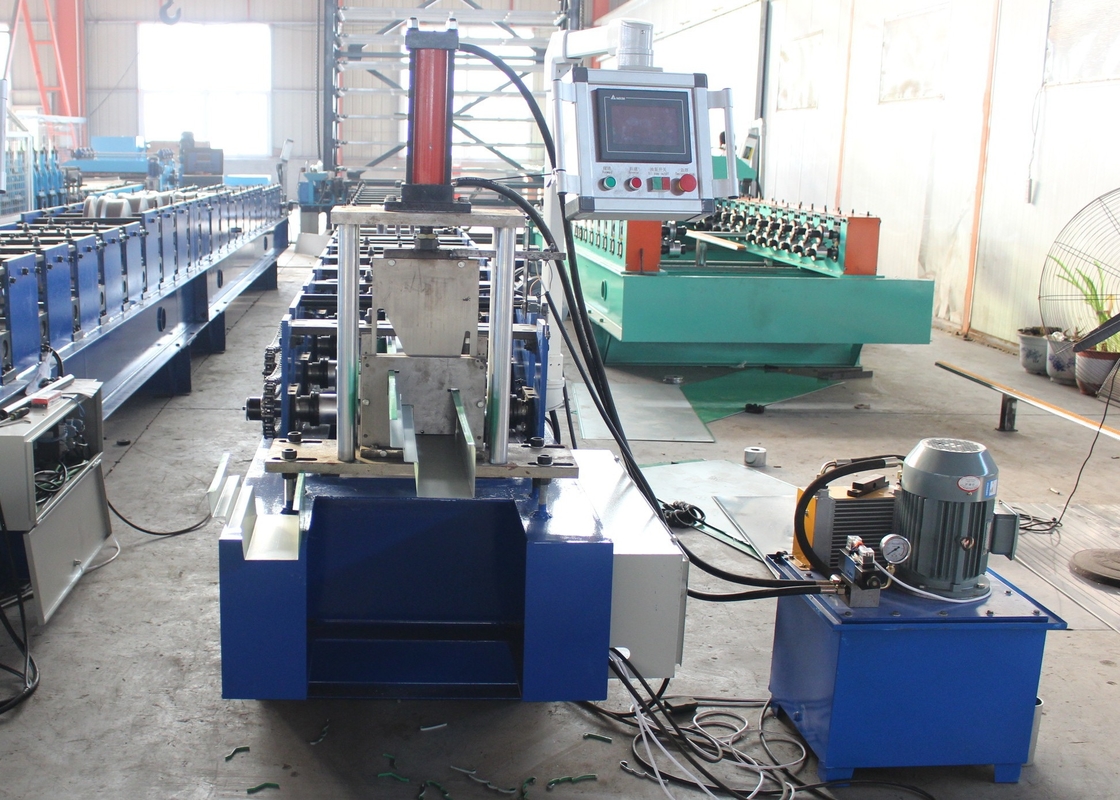 0.3-0.8mm Carbon Steel Chain Drive Down Pipe Forming Machine met hydraulisch snijden
