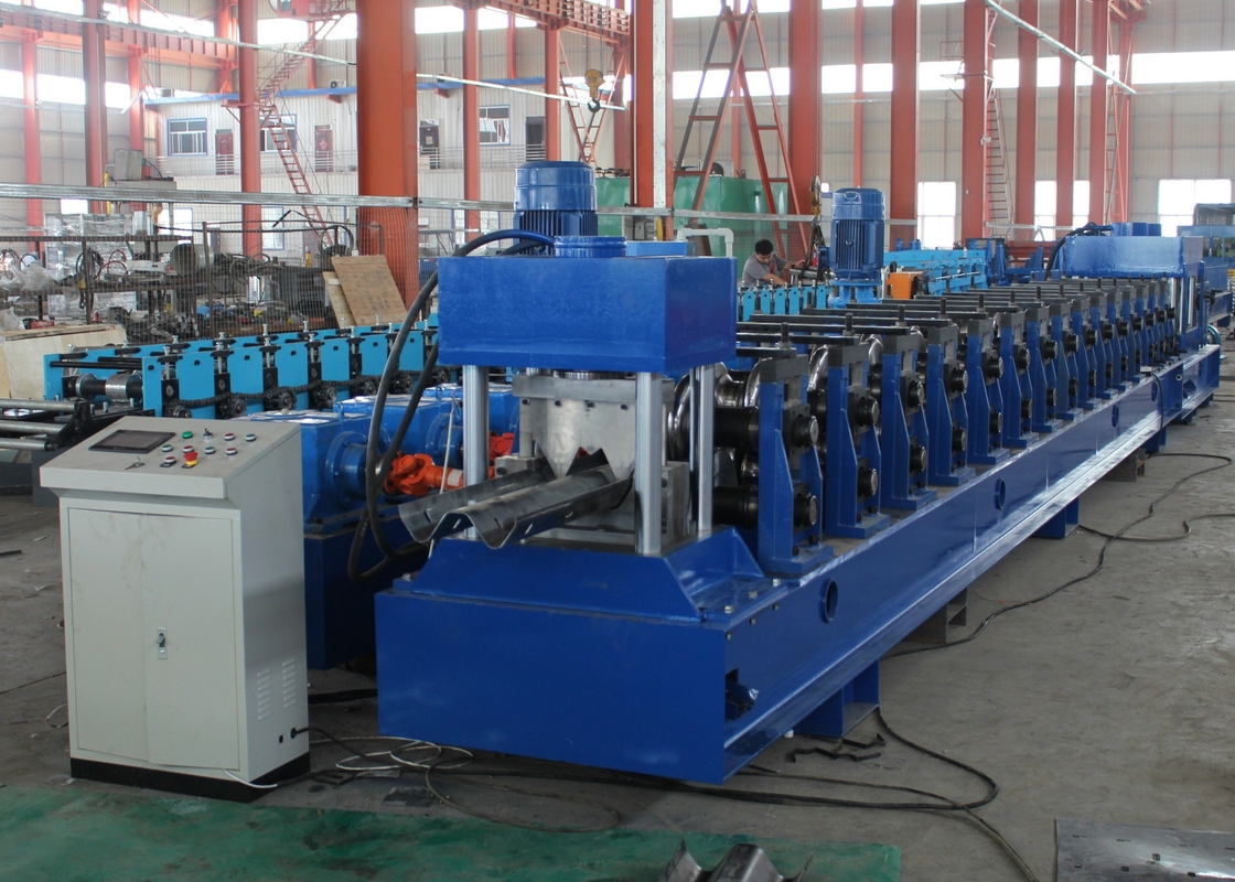 High Speed 15 Station GI Highway Guardrail Roll Forming Machine Met Hydraulische Decoiler