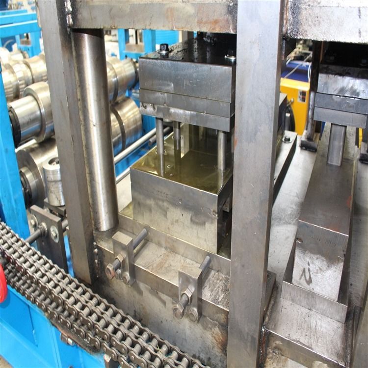 18-26 Station koud gegalvaniseerde stalen rolvormende machine met hydraulisch snijden