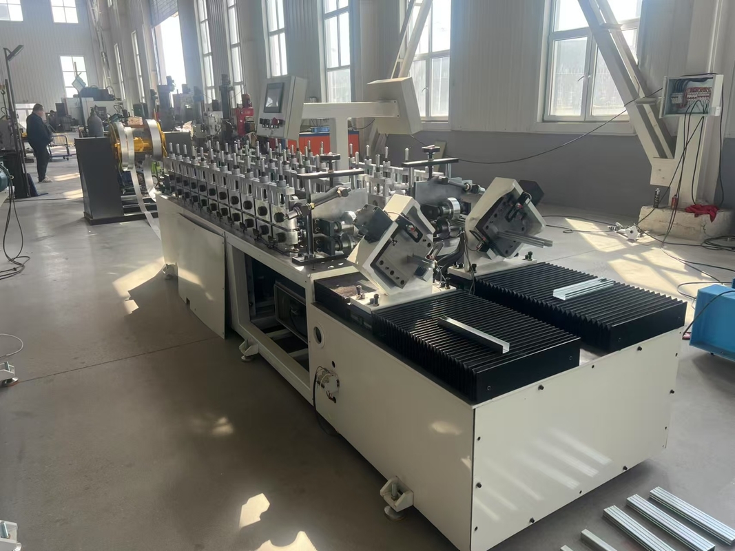 Volledig automatische dubbele C-type lichte stalen keelvormende machine met slotkanaal