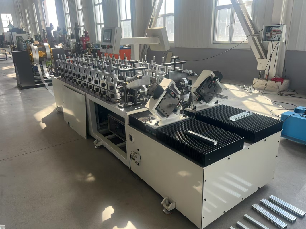 Volledig automatische dubbele C-type lichte stalen keelvormende machine met slotkanaal