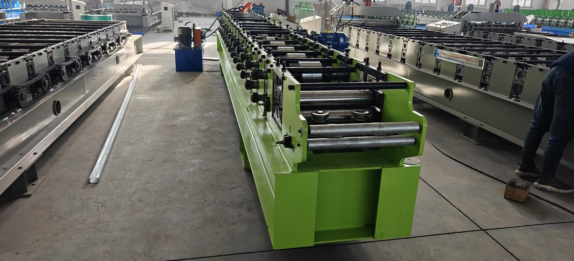 Gepersonaliseerde productie stut en spoor C U rollenvormende machine met verstelbare snijlengte en PLC-besturingssysteem