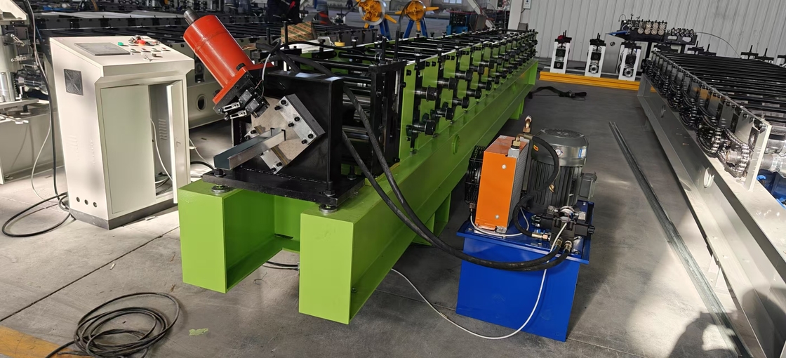 Gepersonaliseerde productie stut en spoor C U rollenvormende machine met verstelbare snijlengte en PLC-besturingssysteem