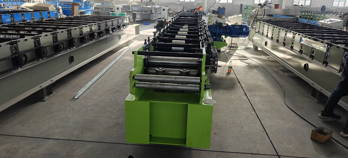 Gepersonaliseerde productie stut en spoor C U rollenvormende machine met verstelbare snijlengte en PLC-besturingssysteem
