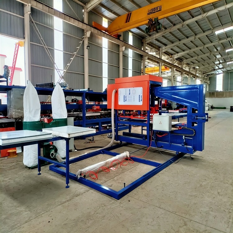 Stalen EPS / Rock Wool Sandwich Panel Productie Muur / Roof Roll Forming Machine voor het maken van plaattegels en 30T totaalgewicht