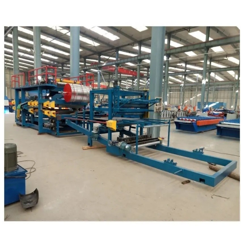 Stalen EPS / Rock Wool Sandwich Panel Productie Muur / Roof Roll Forming Machine voor het maken van plaattegels en 30T totaalgewicht