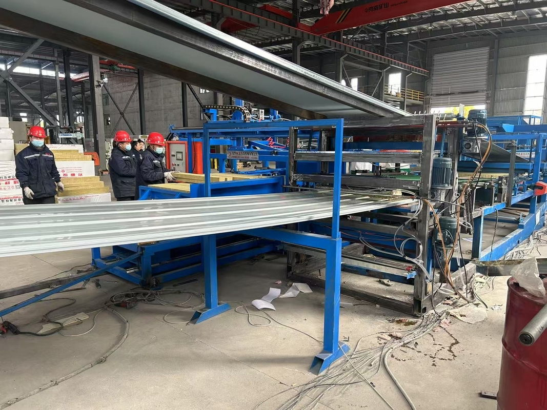 Brandwerend Rockwool Sandwich Panel Roll Sound Isolation High Speed EPS Rockwool Sandwich Roof Tile Panel Productielijn