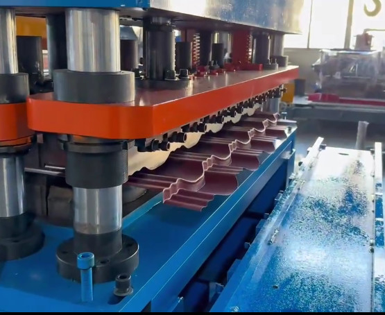 PLC Control Metal Cold Steel Glazed Roof Tile Making Machine Step Tile Roofing Sheet Roll Forming Machine Fabriek