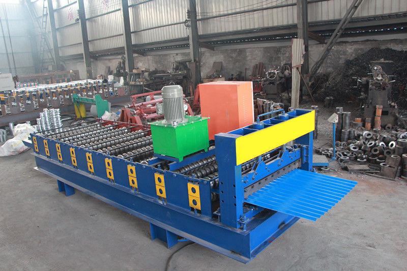 1000 mm breedte grondstof Gekrompen metalen dakbedekking rolvormende machine Volledig automatisch PLC-besturing