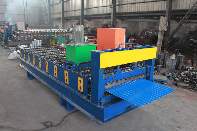 1000 mm breedte grondstof Gekrompen metalen dakbedekking rolvormende machine Volledig automatisch PLC-besturing
