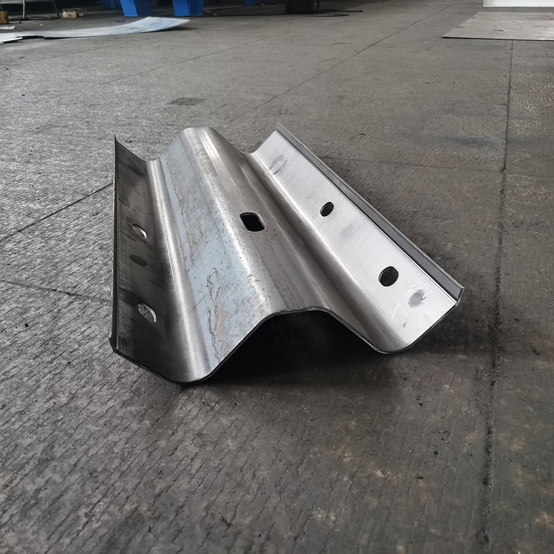 2025 snelwegrail 3 golven 4mm 15m/min Rail gegolfde rolvormende machine