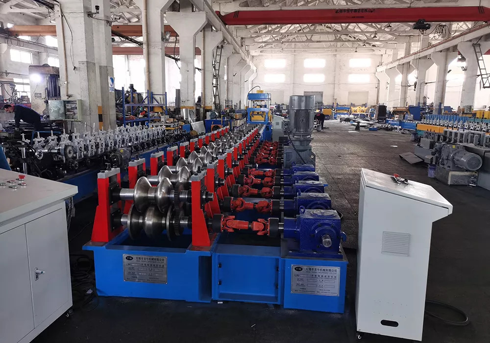 PLC-gecontroleerde rollenvormende machine voor wegrails met 2*22 kW hoofdvermogen en versnellingsbak aandrijving