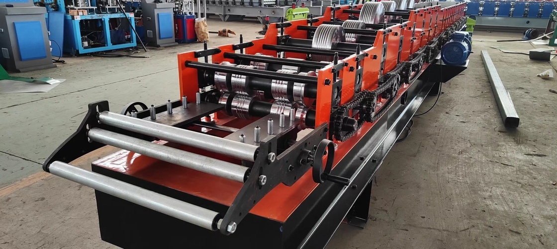 K-stijl naadloze metalen regengat Ogee-gaten rollenvormende machine voor woonhuizen