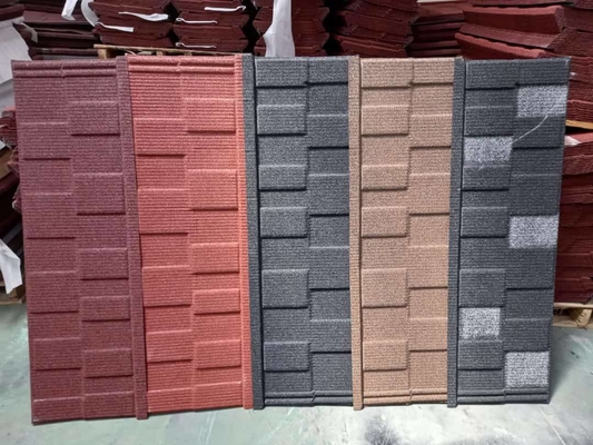 Van het Dakwerktegels van Bouwmateriaaldakspanen Steen Met een laag bedekt de Kleurenmetaal
