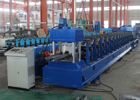 High Speed 15 Station GI Highway Guardrail Roll Forming Machine Met Hydraulische Decoiler