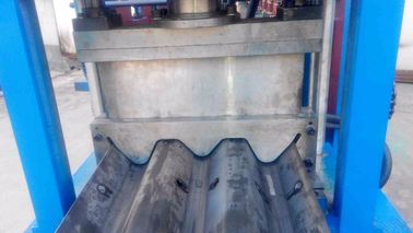 T 31 Vangrail die de Vangrailbroodje vormen die van Machinew Stralen Machine vormen
